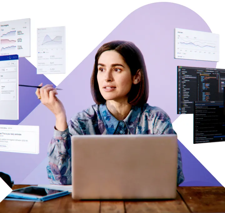 Женщина использует приложения для совместной работы Microsoft Teams на ноутбуке
